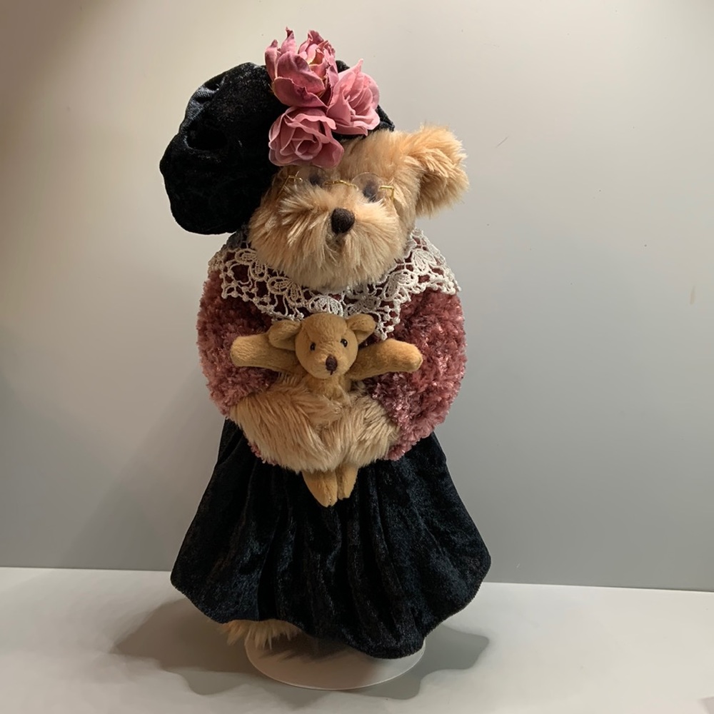 Berkeley Designs Vintage 1990-97 Granny Bear Holding Baby Bear. Stand incld NWT